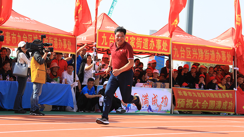 区领导参加接力比赛