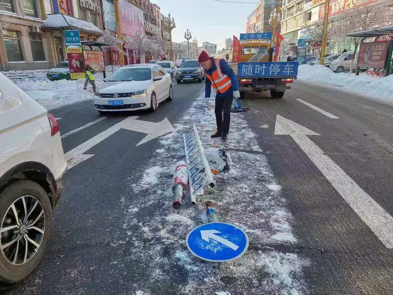 市政维护中心抢修交通护栏