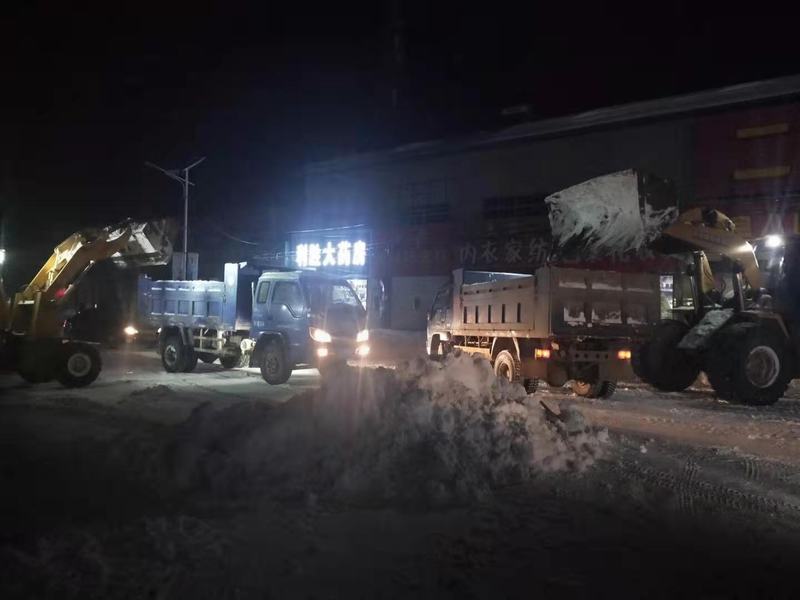 挑灯夜战清理积雪