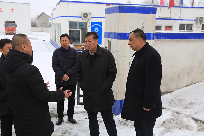区委书记闫旭、副区长李永胜深入二道沟治超站实地督导检查冰雪恶劣天气道路交通管理工作